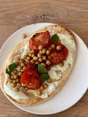 Platbrood met kruidenyoghurt, geroosterde kikkererwten en tomaat en ras el hanout