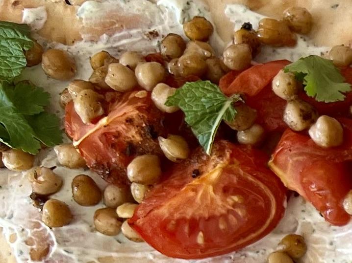 Platbrood met kruidenyoghurt, geroosterde kikkererwten